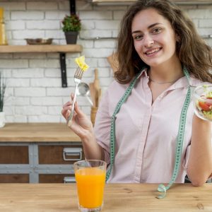 brunette-woman-eating-salad